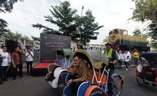 Meriah, Mangkunagoro X Ikuti Parade Becak Wisata Solo