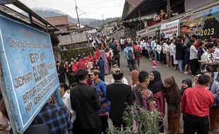 Momen Silaturahmi Warga Lintas Agama saat Perayaan Natal di Thekelan Semarang