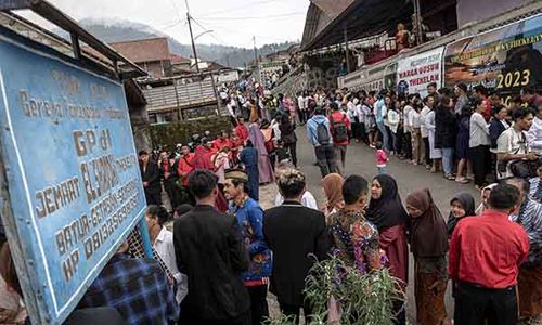 Momen Silaturahmi Warga Lintas Agama saat Perayaan Natal di Thekelan Semarang