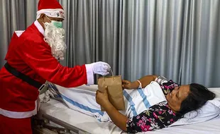 Rayakan Natal, Sinterklas Bagi Bingkisan untuk Pasien di RS Brayat Minulya Solo