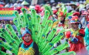 Warna-warni Parade Busana Unik Berbahan Daur Ulang Sampah di Bogor