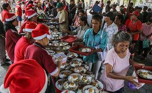 Rayakan Natal, Gereja Bongsari Semarang Bagikan 300 Porsi Makan Gratis ke Warga