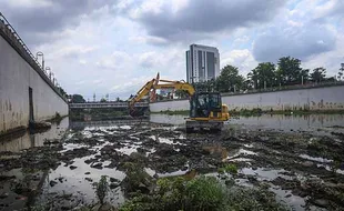 Perlancar Aliran Sungai, BBWSBS Keruk Sedimen dan Bersihkan Kali Anyar Solo