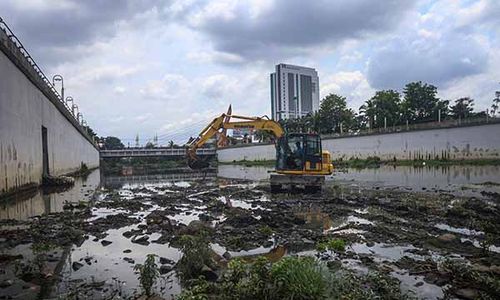 Perlancar Aliran Sungai, BBWSBS Keruk Sedimen dan Bersihkan Kali Anyar Solo