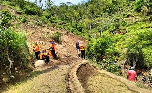 Hari Kedua Upaya Pencarian Lansia Tertimbun Longsor di Kismantoro Wonogiri