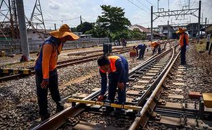 Jelang Angkutan Nataru, Petugas KAI Lakukan Perawatan Jalur Rel KA di Solo