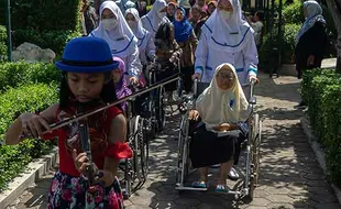 Rayakan Hari Ibu, 4 Pasang Pengantin Minta Restu ke Lansia di Panti Jompo Jogja