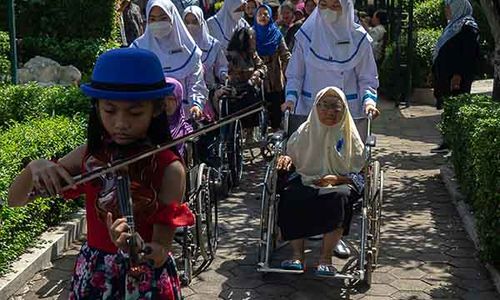 Rayakan Hari Ibu, 4 Pasang Pengantin Minta Restu ke Lansia di Panti Jompo Jogja