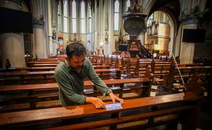 Persiapan Gereja Katedral Jakarta Jelang Ibadah Misa Natal