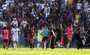 Ricuh, Pertandingan Persik Kediri Vs PSM Makassar Sempat Dihentikan