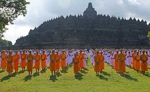 Ratusan Peserta Pabbajja Samanera Jalani Ritual Pradaksina di Candi Borobudur