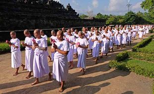 Ratusan Calon Bhante Jalani Pradaksina di Candi Borobudur, Berikut Maknanya