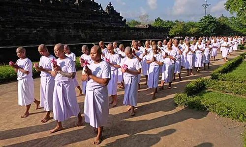 Ratusan Calon Bhante Jalani Pradaksina di Candi Borobudur, Berikut Maknanya