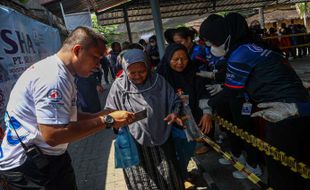 Warga Antre Hingga Siang demi Uang Tunai Bakti Sosial PT SHA