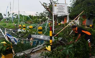 Angin Puting Beliung Terjang Madiun, Sejumlah Rumah Rusak dan Pohon Ambruk