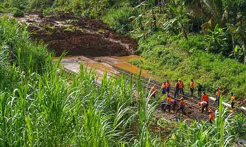 Tebing Longsor, Jalur Rel Kereta Api di Banyumas Tertimbun Tanah