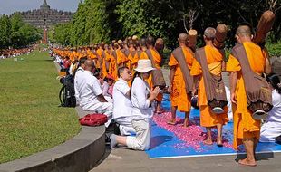 Ratusan Samanera Lakukan Ritual Thudong dari Candi Ngawen ke Borobudur