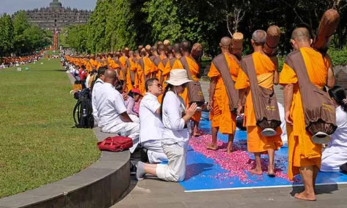 Ratusan Samanera Lakukan Ritual Thudong dari Candi Ngawen ke Borobudur