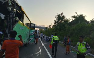 Bus Pariwisata SMPN 1 Sentolo Kulonprogo Kecelakaan di Jalan Tol di Karanganyar