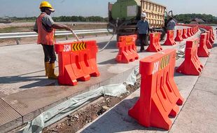 Pemasangan Rambu di Jalur Fungsional Tol Solo-Jogja Sambut Mudik Libur Nataru