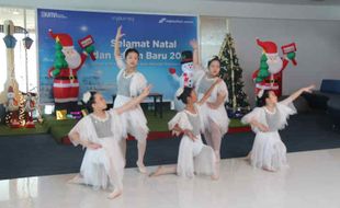 Saat Tari Balet Hibur Penumpang Bandara Adi Soemarmo pada Momen Libur Natal