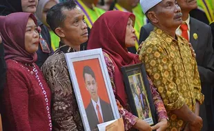 Momen Haru Orang Tua Korban Erupsi Marapi Gantikan Anaknya Wisuda di UNP Padang