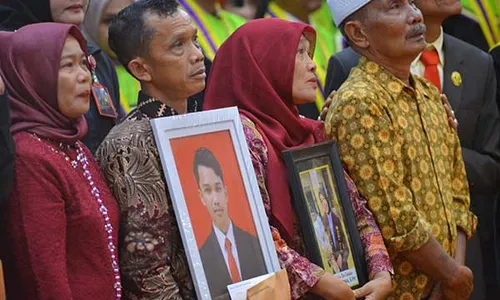 Momen Haru Orang Tua Korban Erupsi Marapi Gantikan Anaknya Wisuda di UNP Padang