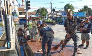 Keren! Koramil Sidomukti Ajak Belasan Anak Punk di Salatiga Bersih-bersih Pasar