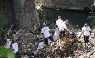 Peduli Lingkungan, BRI Solo Sudirman Bersihkan Sungai Jenes dan Tanam Pohon