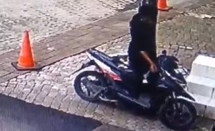 Viral! Aksi Pencuri Motor di Balai Kota Semarang Terekam Kamera CCTV