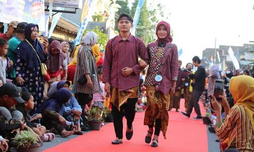 Meriahnya Warna-Warni Lurik di Fashion Show Jalanan Pedan Klaten