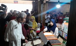 Kunjungi Pasar Wonogiri, Capres Ganjar Ajak Ngobrol Pedagang soal Harga Sembako