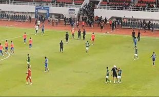 Pertandingan PSIS dan PSS Sleman Diwarnai Kericuhan, Suporter Turun ke Lapangan