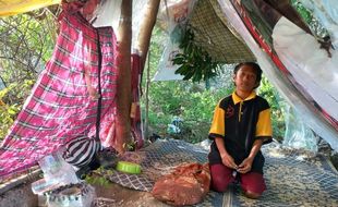 Kisah Pilu Bapak-Anak Tinggal di Tenda Reyot Beralas Tikar di Kebun Jati Klaten