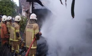 Gudang Rongsok di Ceper Klaten Terbakar, Api Diduga dari Puntung Rokok