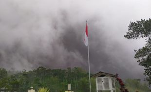 Lagi! Guguran Awan Panas Merapi Picu Hujan Abu Campur Air di Stabelan Boyolali