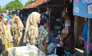 Rayakan Hari Ibu, Puluhan Pelajar di Madiun Bagi Jamu & Bunga ke Pedagang Pasar