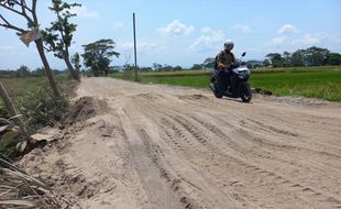 Tiap Hari Dilewati Truk Uruk Tol, Jalan Manjungan Klaten Ambles & Bergelombang