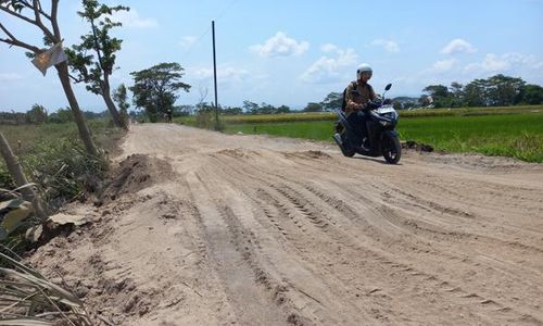 Tiap Hari Dilewati Truk Uruk Tol, Jalan Manjungan Klaten Ambles & Bergelombang