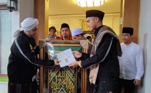 Disowani Kaesang, Habib Hussein Titip Kain Penutup Makam Rasul untuk Jokowi