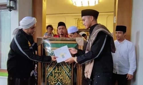 Disowani Kaesang, Habib Hussein Titip Kain Penutup Makam Rasul untuk Jokowi