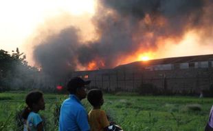 Petugas Butuh Dua Jam untuk Padamkan Kebakaran Gudang Jelantah Delanggu Klaten