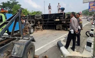 Lagi! Kecelakaan di Pertigaan Exit Tol Bawen, Truk Tronton Alami Rem Blong