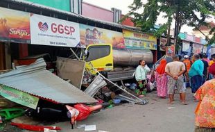 Truk Tangki Tabrak Lapak Pedagang di Pasar Paron Ngawi, 5 Orang Terluka