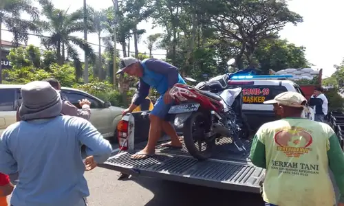 Motor Tabrak Truk di depan SMA Regina Pacis Solo, Pemotor Terluka