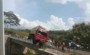 Truk Tabrak Pagar Jembatan di Slogohimo Wonogiri, Sopir Jatuh ke Sungai