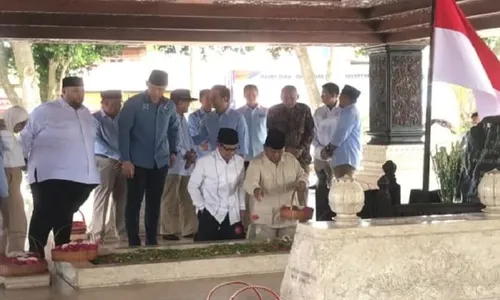 Kunjungi Blitar, Capres Prabowo Subianto Ziarah ke Makam Bung Karno