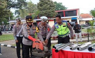 Sambut Nataru di Salatiga, Ribuan Botol Miras & Knalpot Brong Dimusnahkan