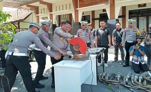 Jelang Tahun Baru 2024, Polres Ngawi Musnahkan 176 Knalpot Brong & 1.700 Miras