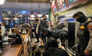 Polisi Razia 2 Kafe di Solo, 147 Botol Miras Disita